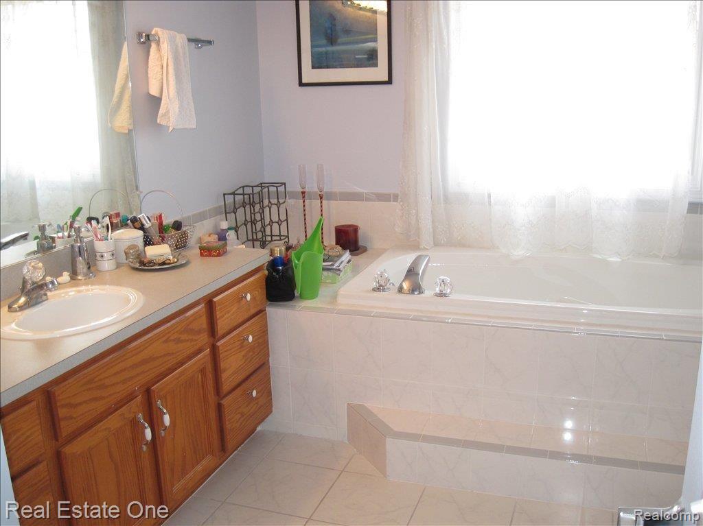 2041 Somerville Road Rochester, MI 48307 - Photo 15 of 20 Master Bathroom