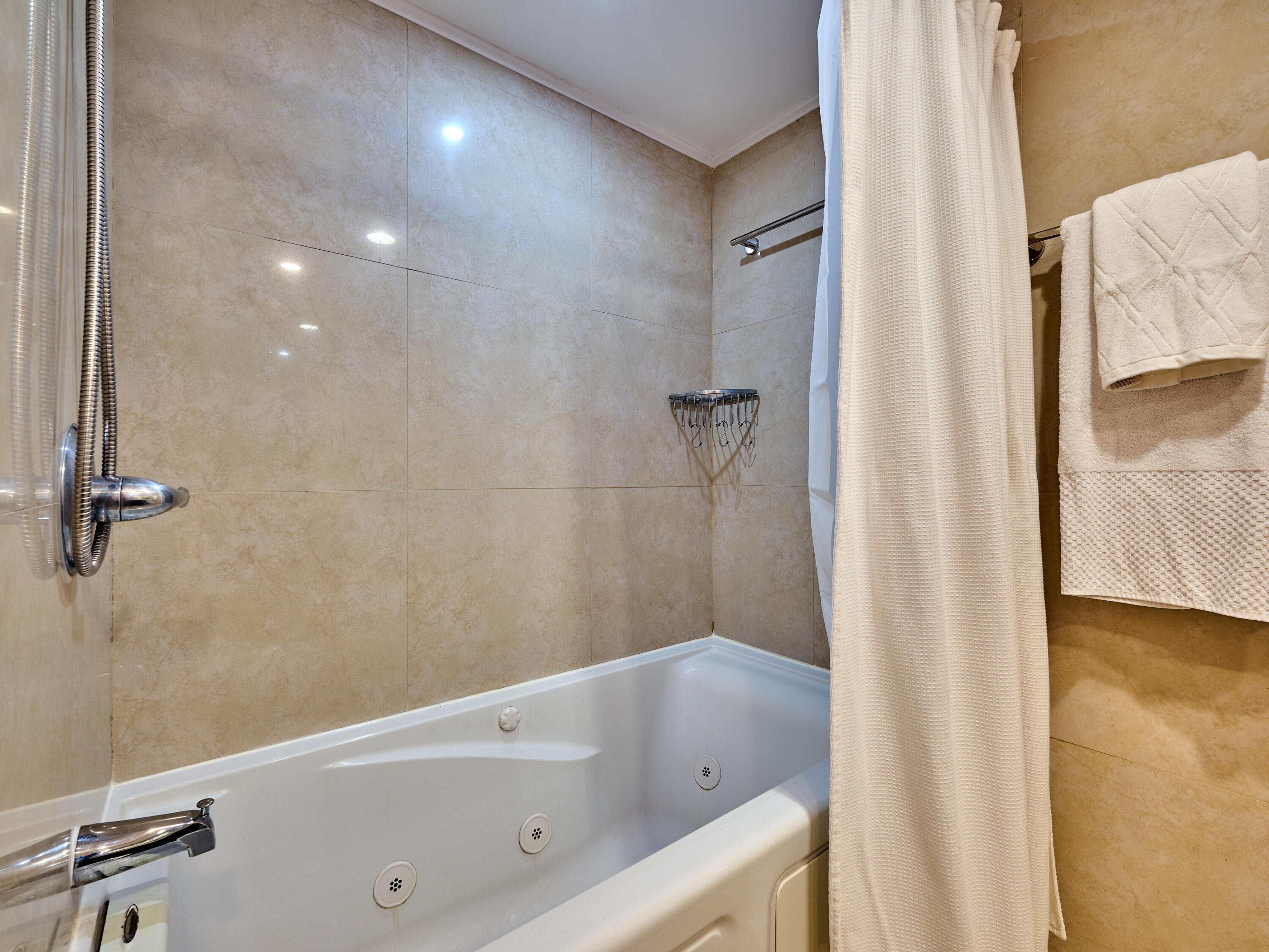 299 Northwest 52nd Terrace, Unit 317 Boca Raton, FL 33487 - Photo 23 of 36 Master Bathtub