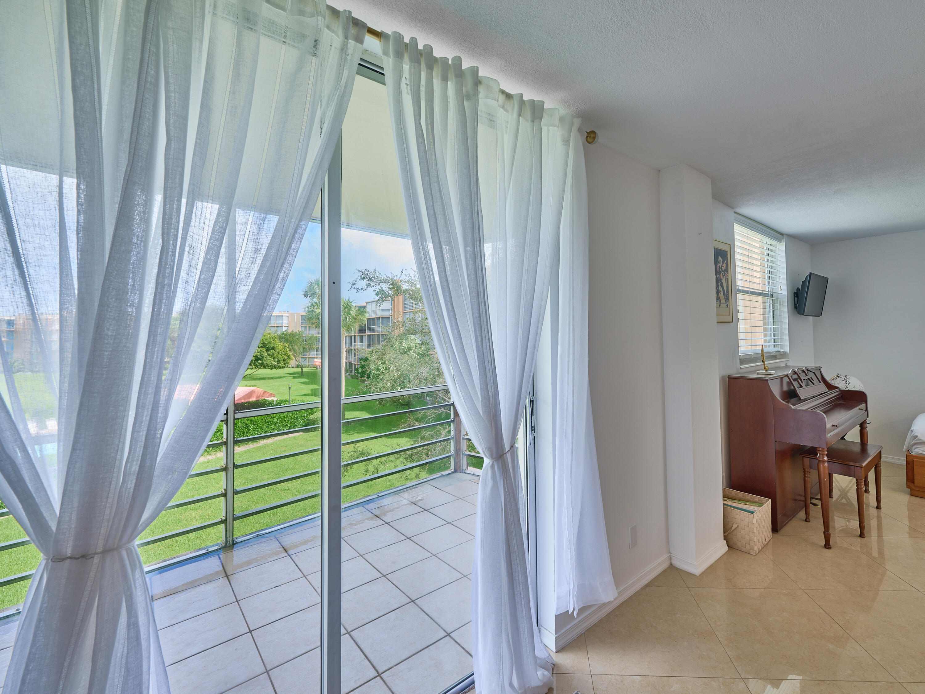 299 Northwest 52nd Terrace, Unit 317 Boca Raton, FL 33487 - Photo 7 of 36 Living room 5