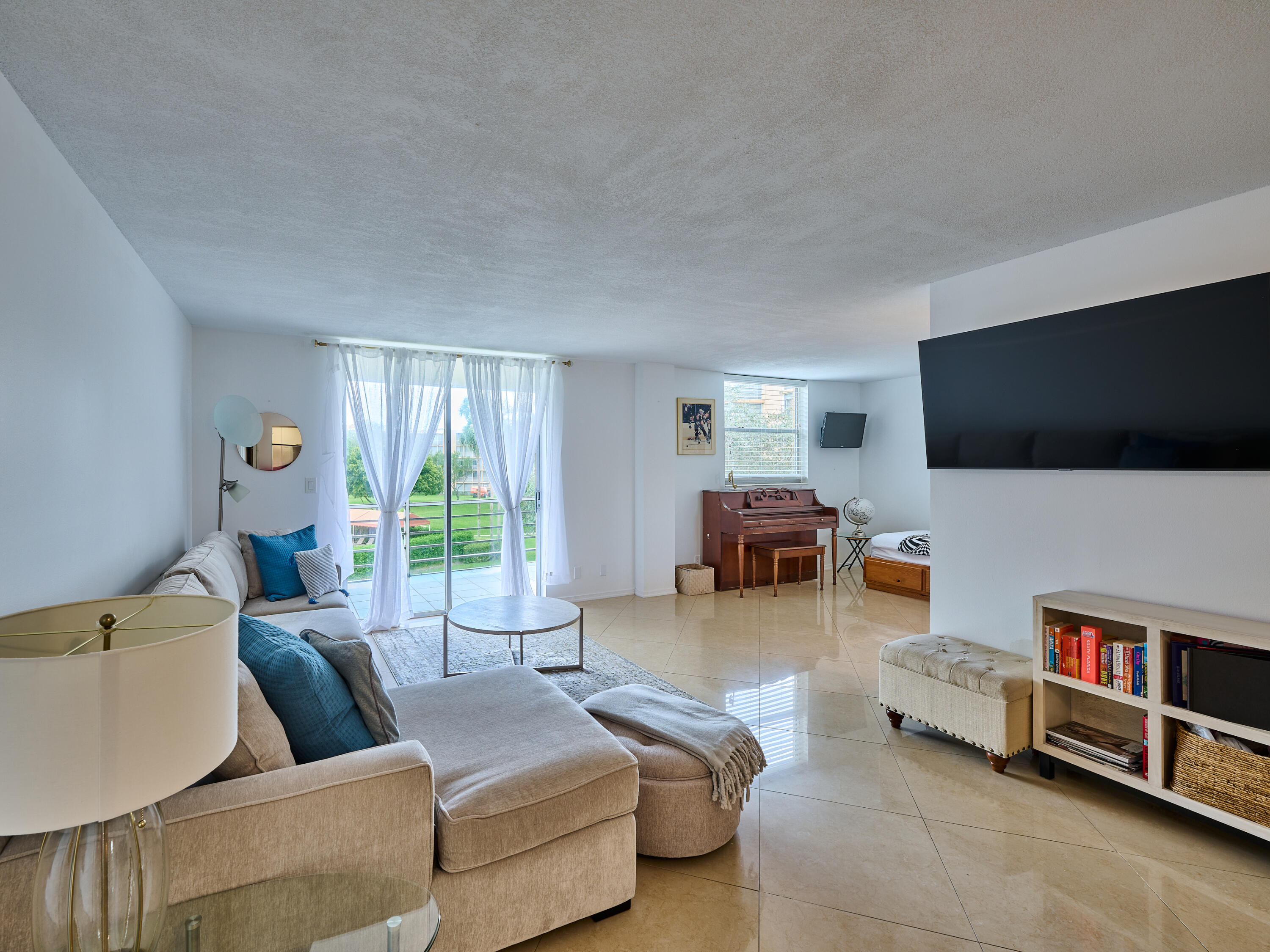 299 Northwest 52nd Terrace, Unit 317 Boca Raton, FL 33487 - Photo 8 of 36 Living room