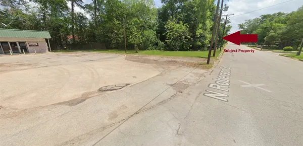 a view of a yard with basketball court