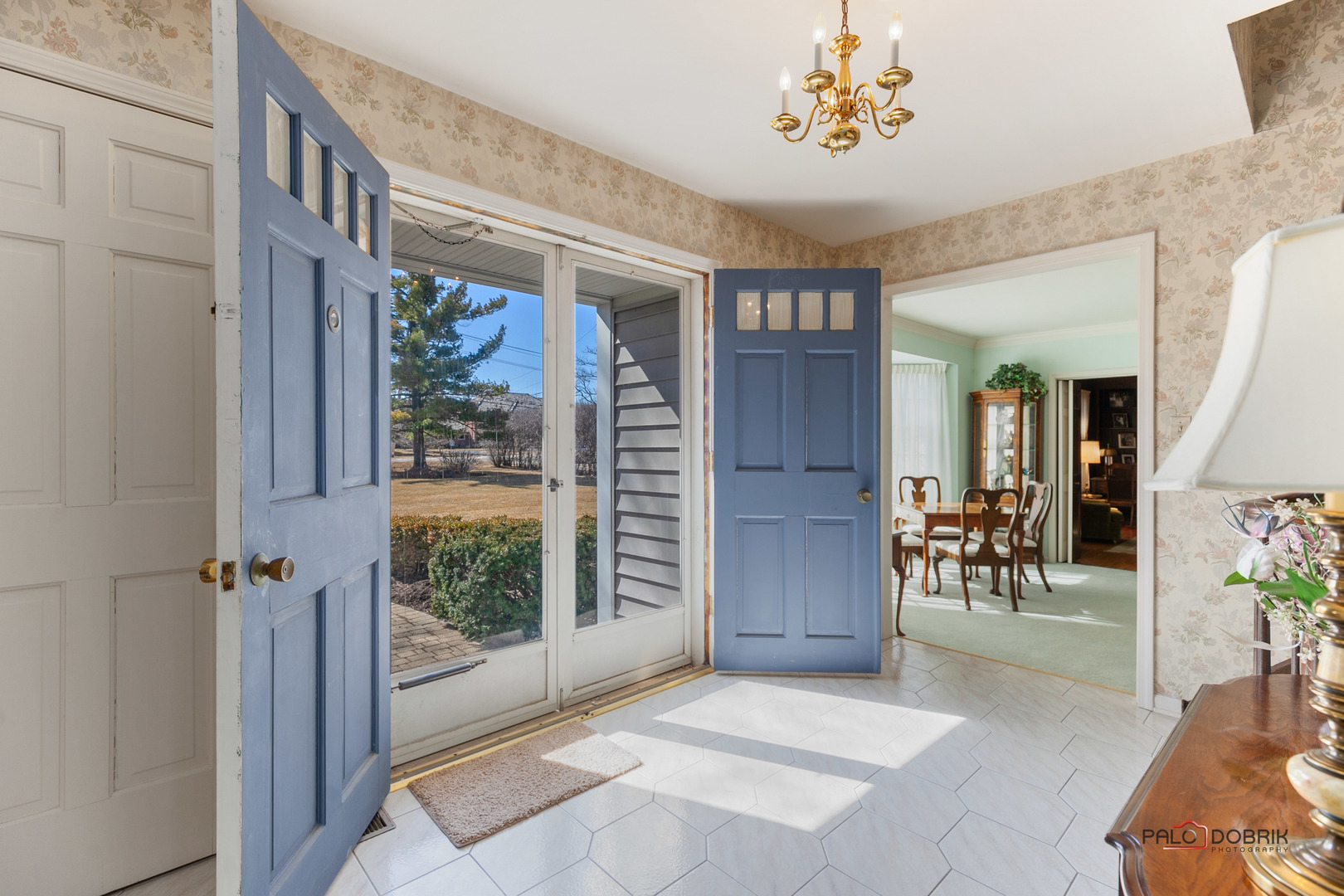 950 Old Mill Road Lake Forest, IL 60045 - Photo 4 of 59 a view of an entryway with a livingroom