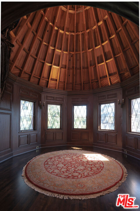 357 Lorraine Boulevard Los Angeles, CA 90020 - Photo 27 of 34 an interior of house with yard