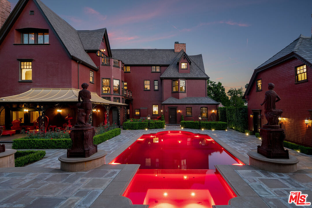 357 Lorraine Boulevard Los Angeles, CA 90020 - Photo 33 of 34 a front view of building with yard