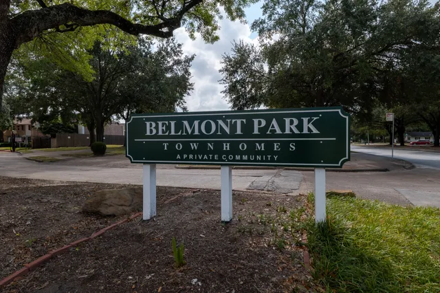 a sign that is sitting on a wooden bench