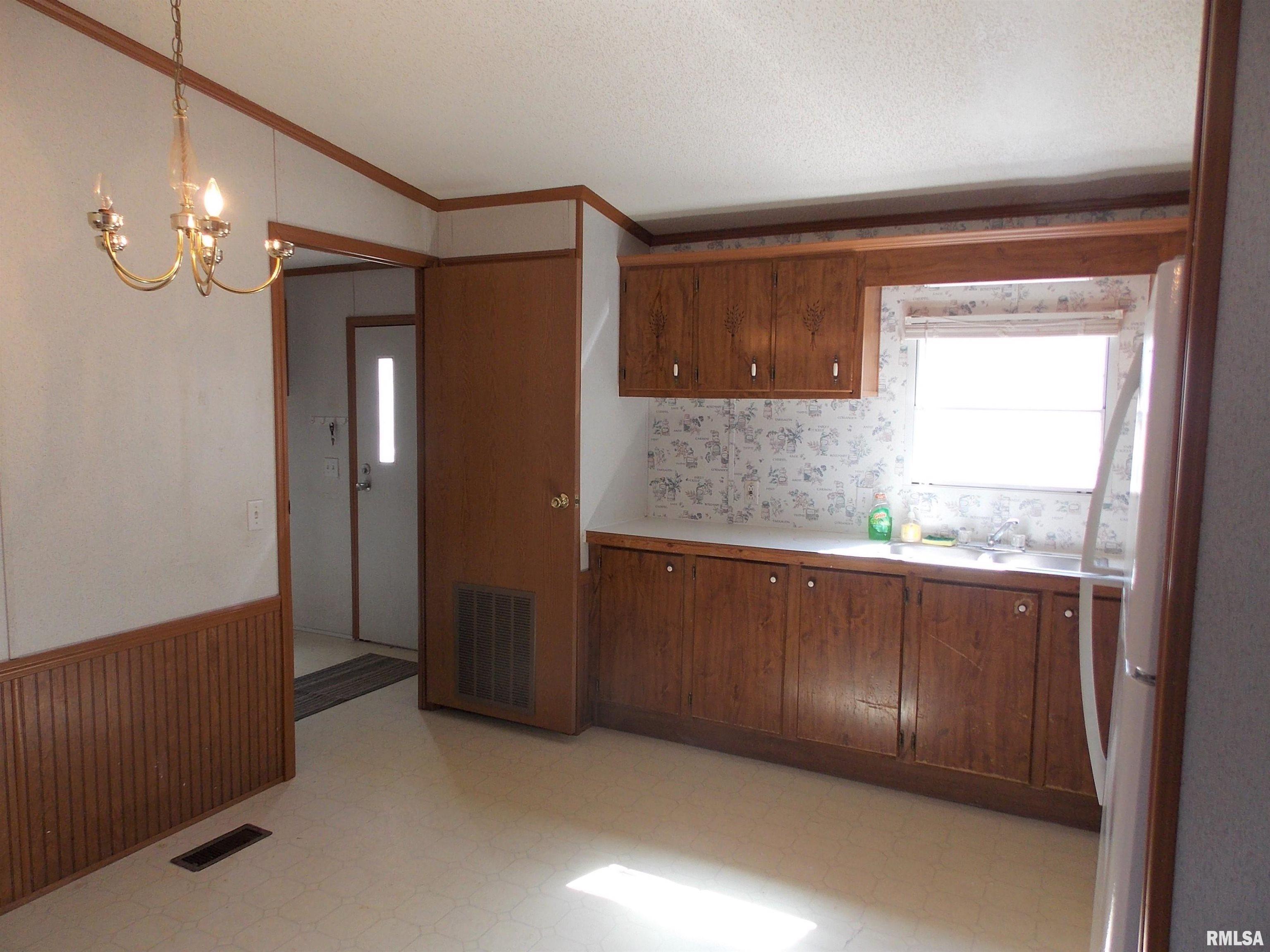 3234 Townhouse Road Salem, IL 62881 - Photo 8 of 23 Gallery Image 8