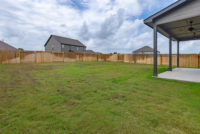 a view of a house with yard and porch