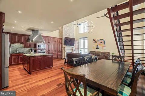 $1,300,000 | 802-10 Locust Street, Unit 201, Philadelphia, PA 19107