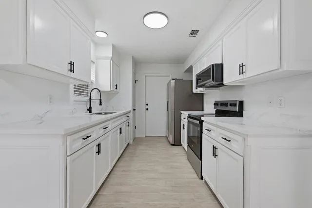 $1,950 | 7618 Breda Drive, Baytown, TX 77521