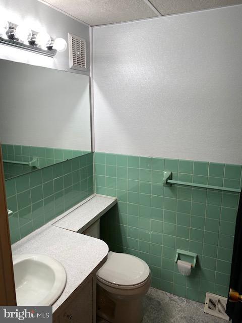 10817 Hawley Road Philadelphia, PA 19154 - Photo 14 of 23 Hall Bath