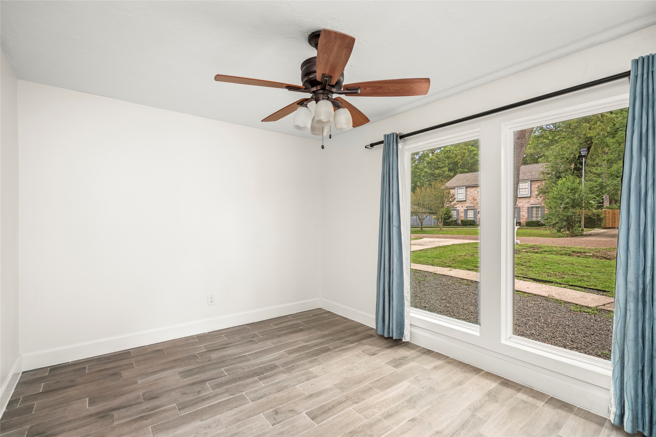 560 Landfall Lane Conroe, TX 77302 - Photo 25 of 41 Formal dining room with direct access to the kitchen.