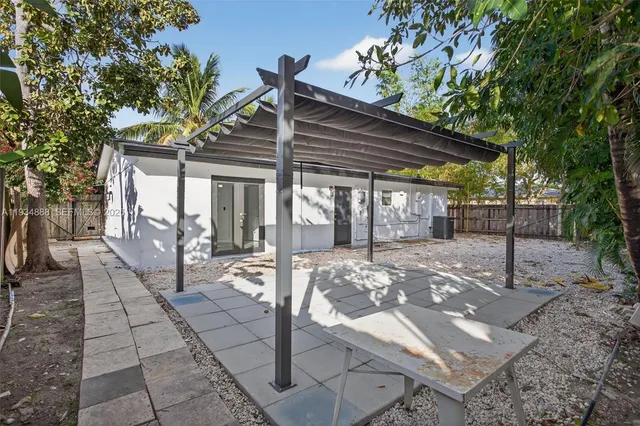 a view of a backyard