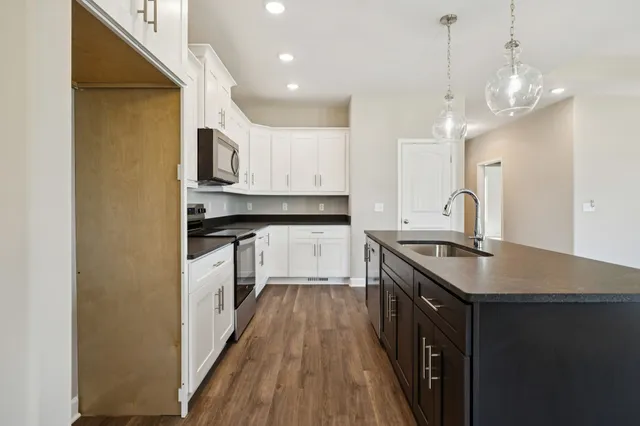 an empty room with closet and a ceiling fan