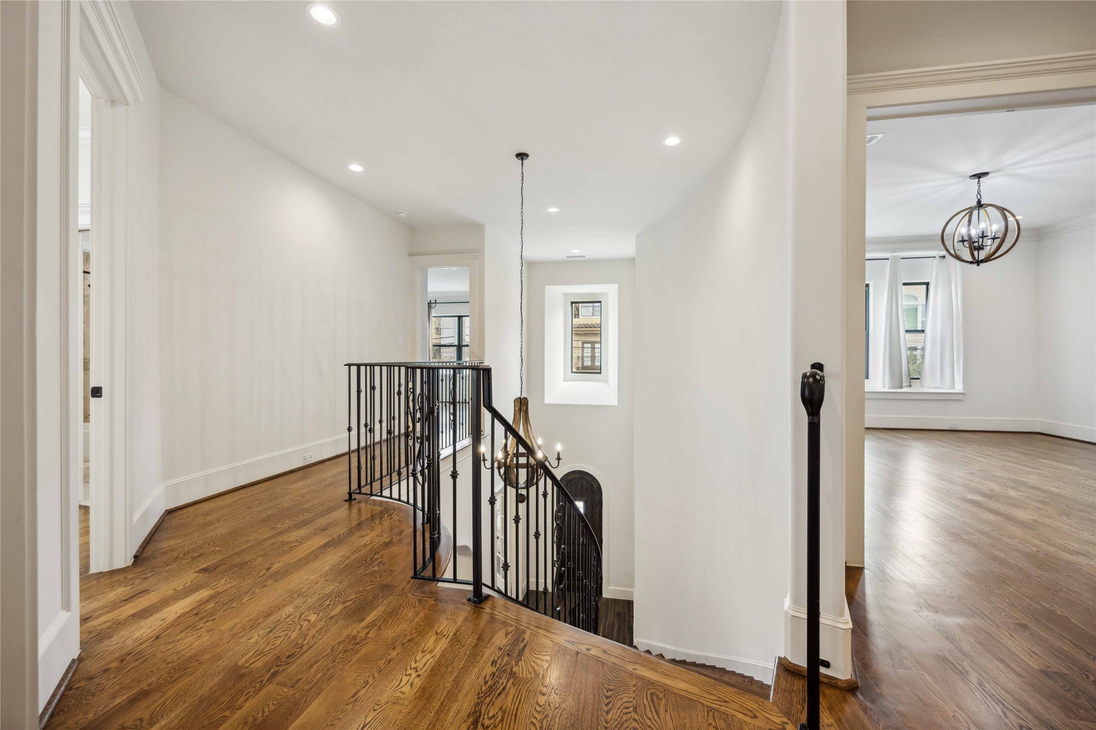215 Malone Street Houston, TX 77007 - Photo 36 of 48 Upstairs Hallway