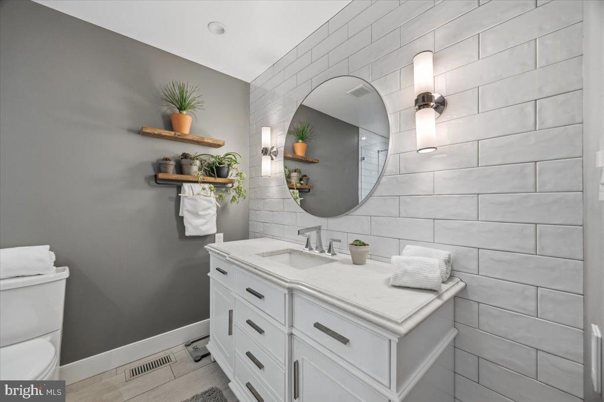 12127 Long Ridge Lane Bowie, MD 20715 - Photo 21 of 46 Beautifully appointed main floor full hall bath