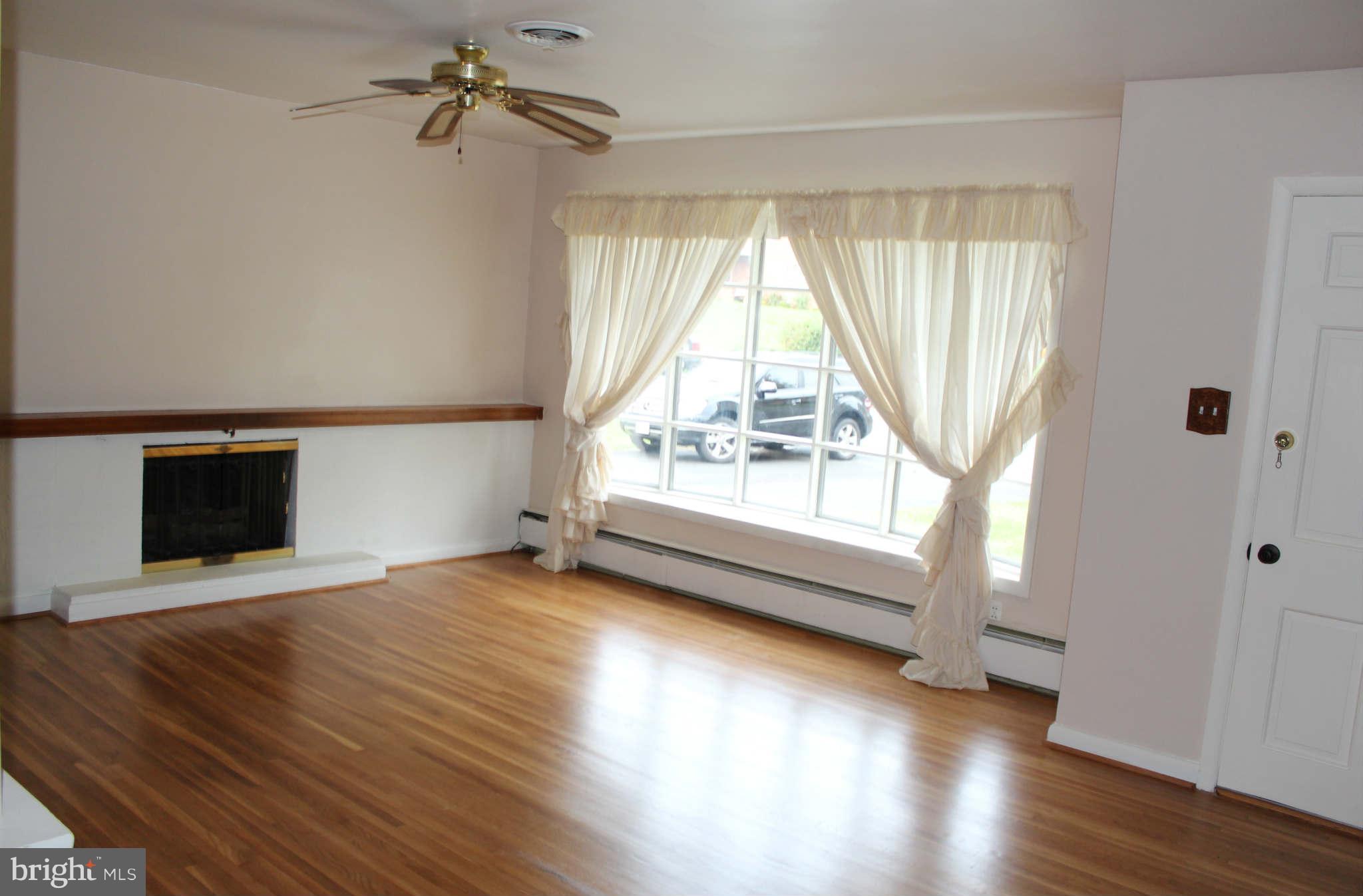 11810 Clearview Road Hagerstown, MD 21742 - Photo 7 of 12 Living Room
