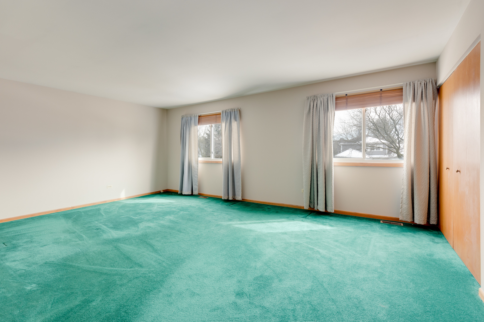 1950 Tanglewood Drive Algonquin, IL 60102 - Photo 13 of 34 a view of an empty room with closet and a window