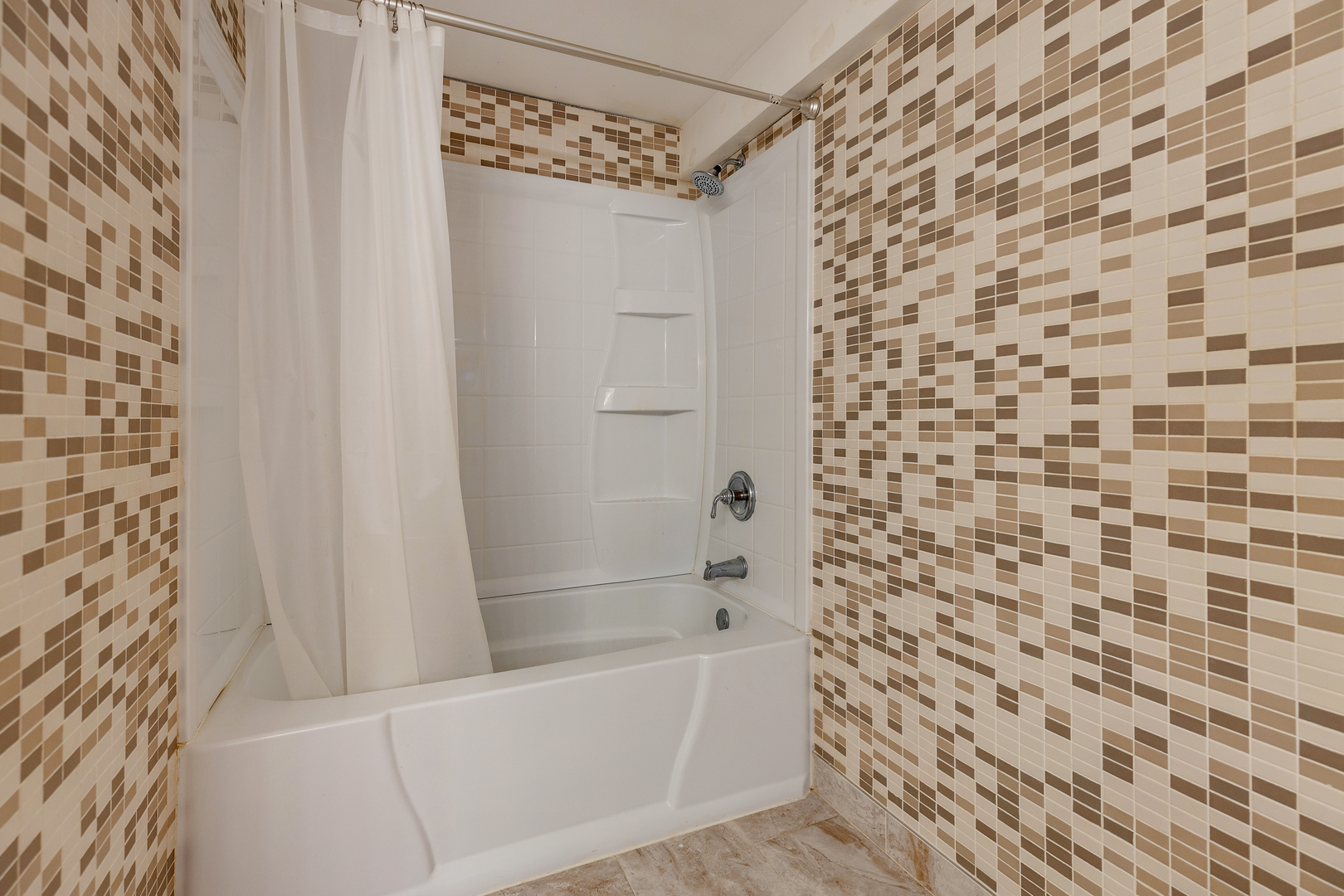 1950 Tanglewood Drive Algonquin, IL 60102 - Photo 16 of 34 a bathroom with a bathtub and shower