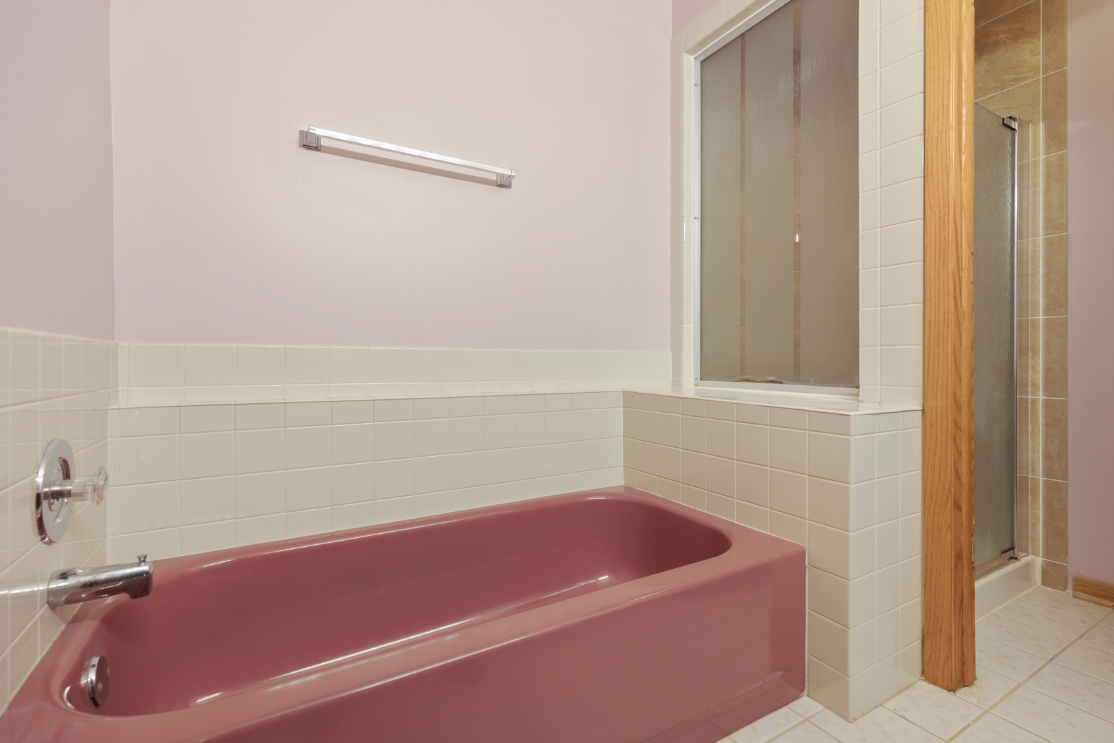 1950 Tanglewood Drive Algonquin, IL 60102 - Photo 17 of 34 a bathroom with a tub