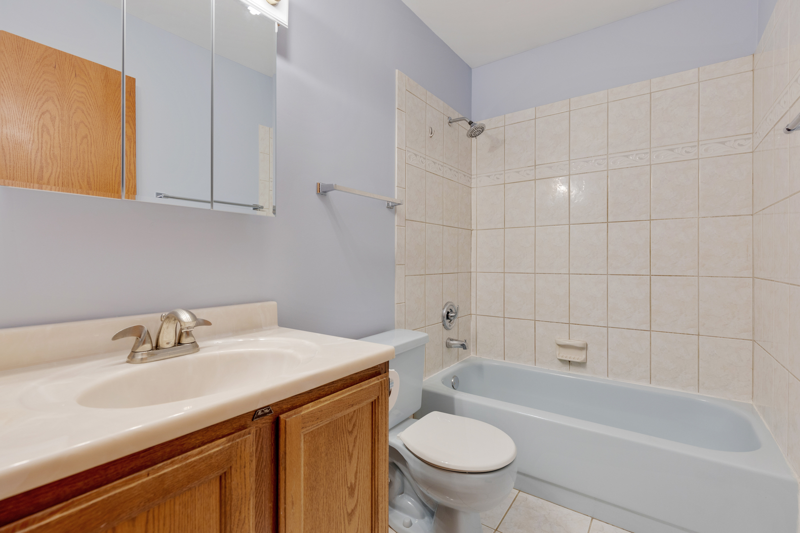 1950 Tanglewood Drive Algonquin, IL 60102 - Photo 22 of 34 a bathroom with a sink toilet vanity and bathtub