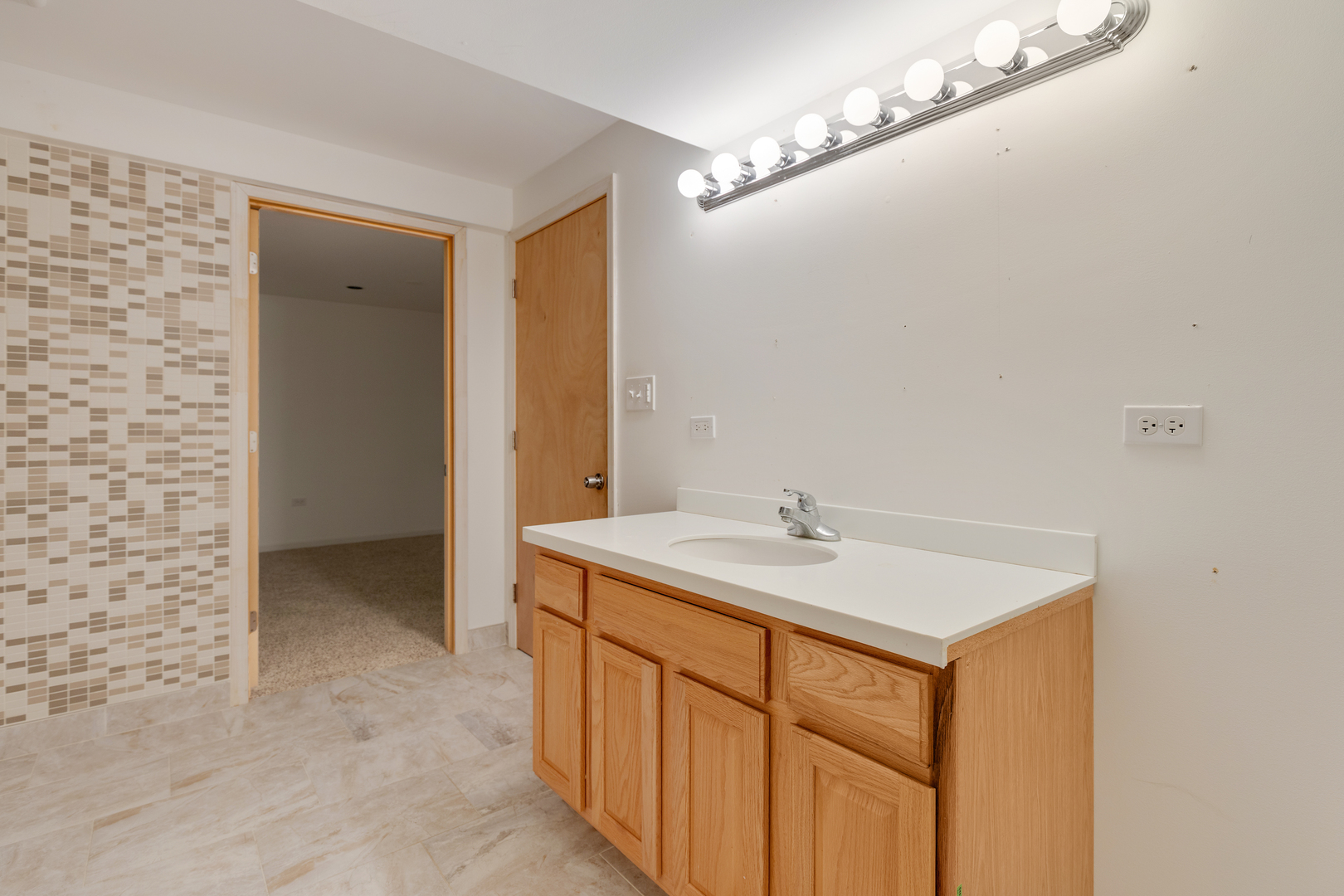 1950 Tanglewood Drive Algonquin, IL 60102 - Photo 23 of 34 a bathroom with a sink a vanity and a mirror