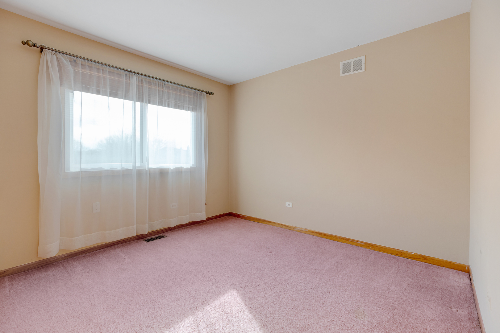 1950 Tanglewood Drive Algonquin, IL 60102 - Photo 27 of 34 an empty room with a window