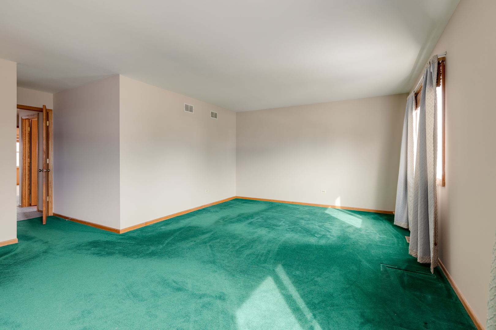 1950 Tanglewood Drive Algonquin, IL 60102 - Photo 29 of 34 a view of an empty room with closet and a window