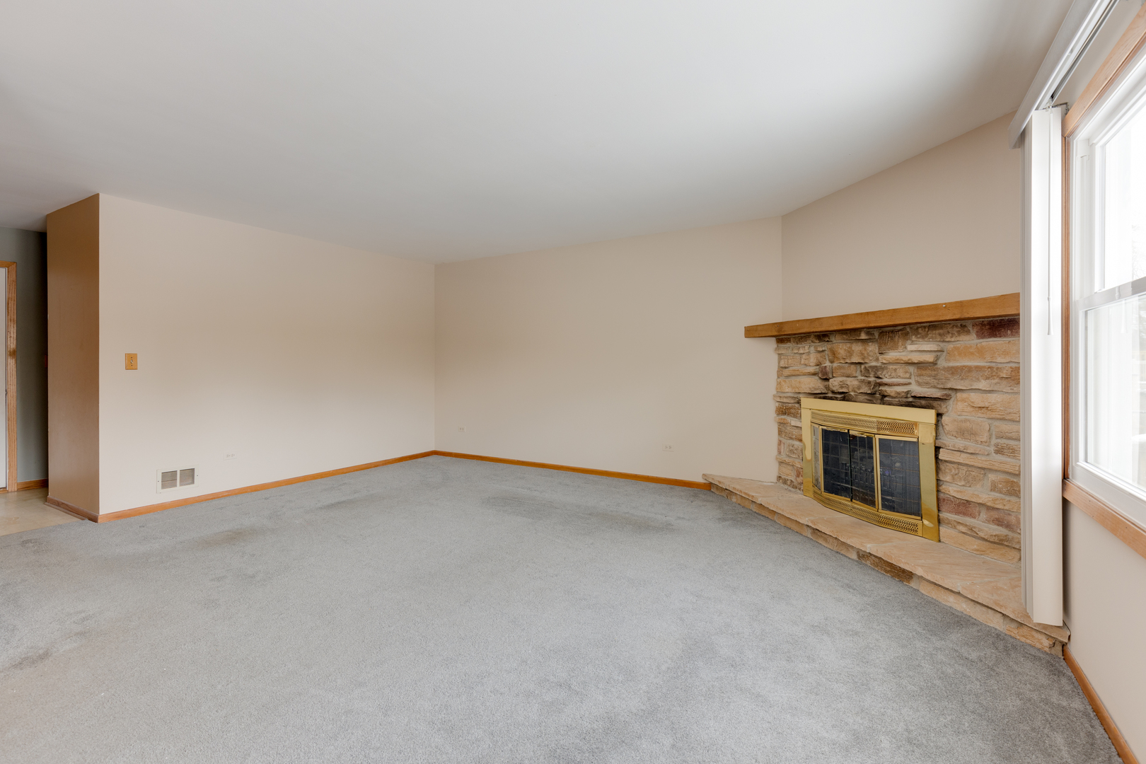 1950 Tanglewood Drive Algonquin, IL 60102 - Photo 5 of 34 an empty room with a fireplace