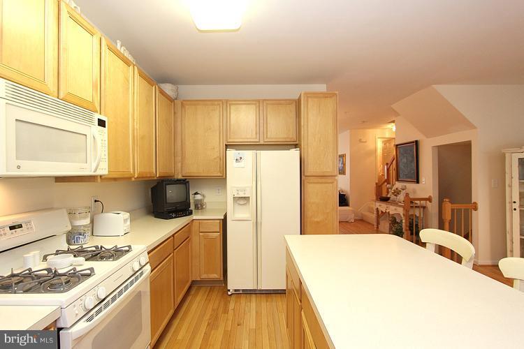 18028 Rockingham Place Germantown, MD 20874 - Photo 2 of 17 Kitchen