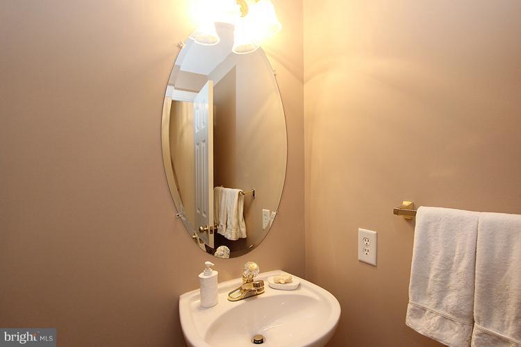 18028 Rockingham Place Germantown, MD 20874 - Photo 13 of 17 Powder room