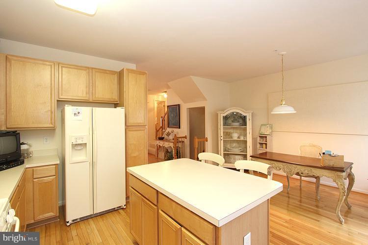18028 Rockingham Place Germantown, MD 20874 - Photo 5 of 17 Kitchen
