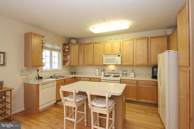 18028 Rockingham Place Germantown, MD 20874 - Photo 10 of 17 Kitchen