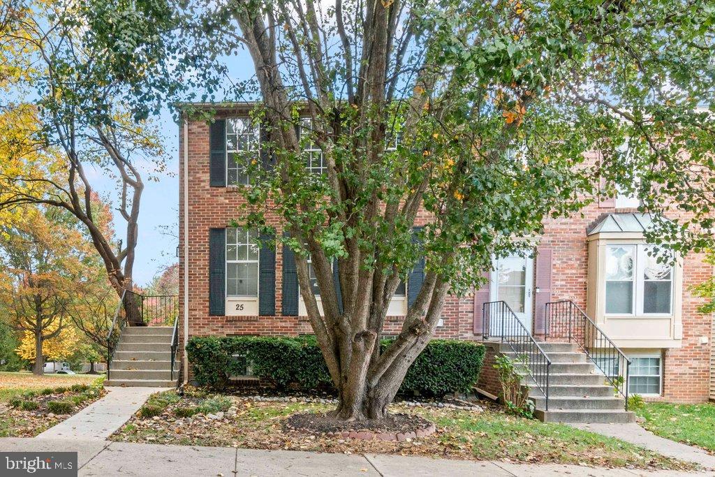 25 Capps Court Gaithersburg, MD 20878 - Photo 2 of 39 a front view of a house with garden