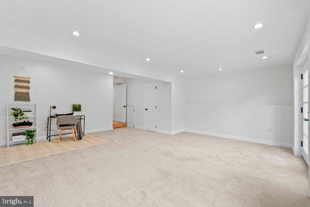 25 Capps Court Gaithersburg, MD 20878 - Photo 36 of 39 an empty room with furniture and window