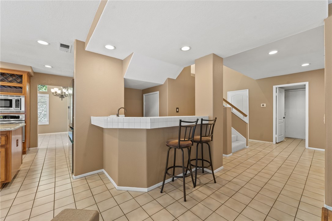 4279 San Ramon Drive Corona, CA 92882 - Photo 17 of 41 Bar Area open to kitchen and living room