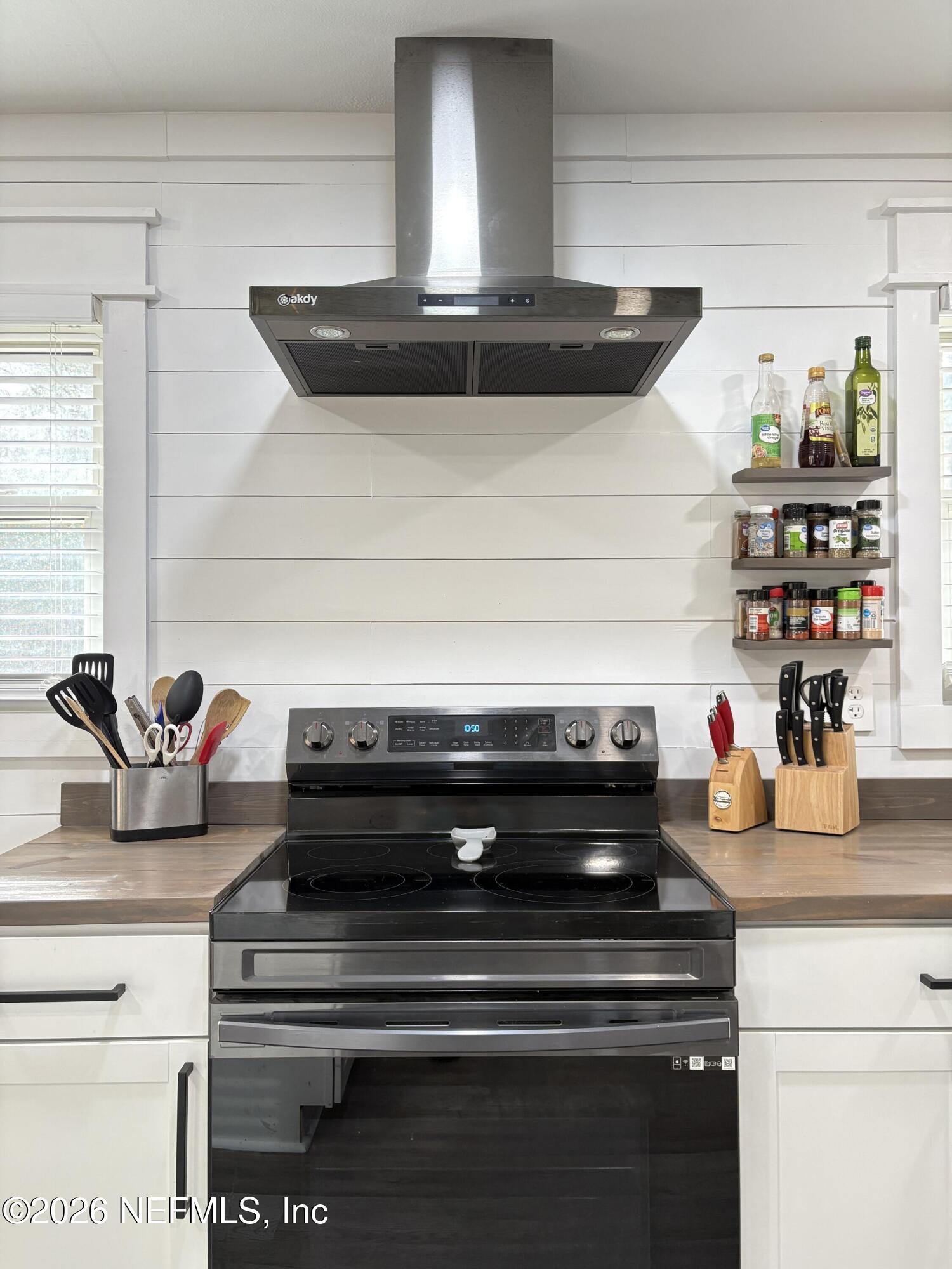 165 Fulton Road Palatka, FL 32177 - Photo 14 of 26 a close view of stove