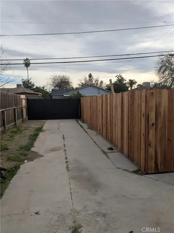 $2,050 | 1209 Wilson Road, Bakersfield, CA 93304
