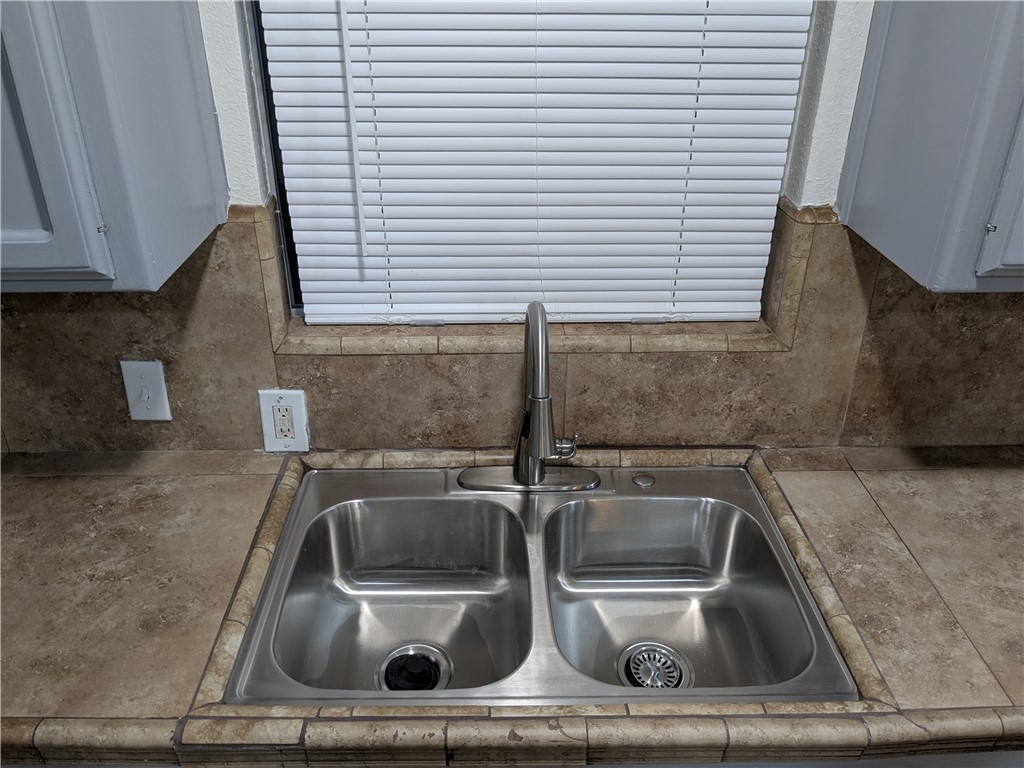 1209 Wilson Road Bakersfield, CA 93304 - Photo 7 of 16