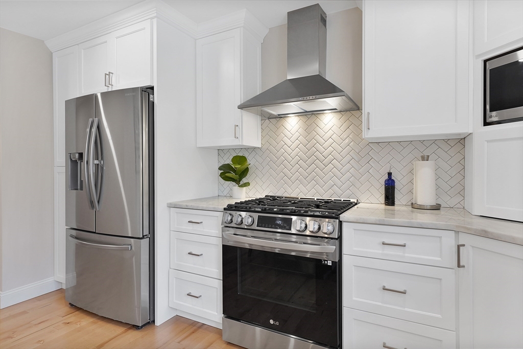 61 New Boston Road Sturbridge, MA 01566 - Photo 11 of 42 a kitchen with a stove and a refrigerator