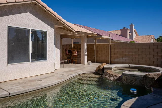 a view of a house with back yard