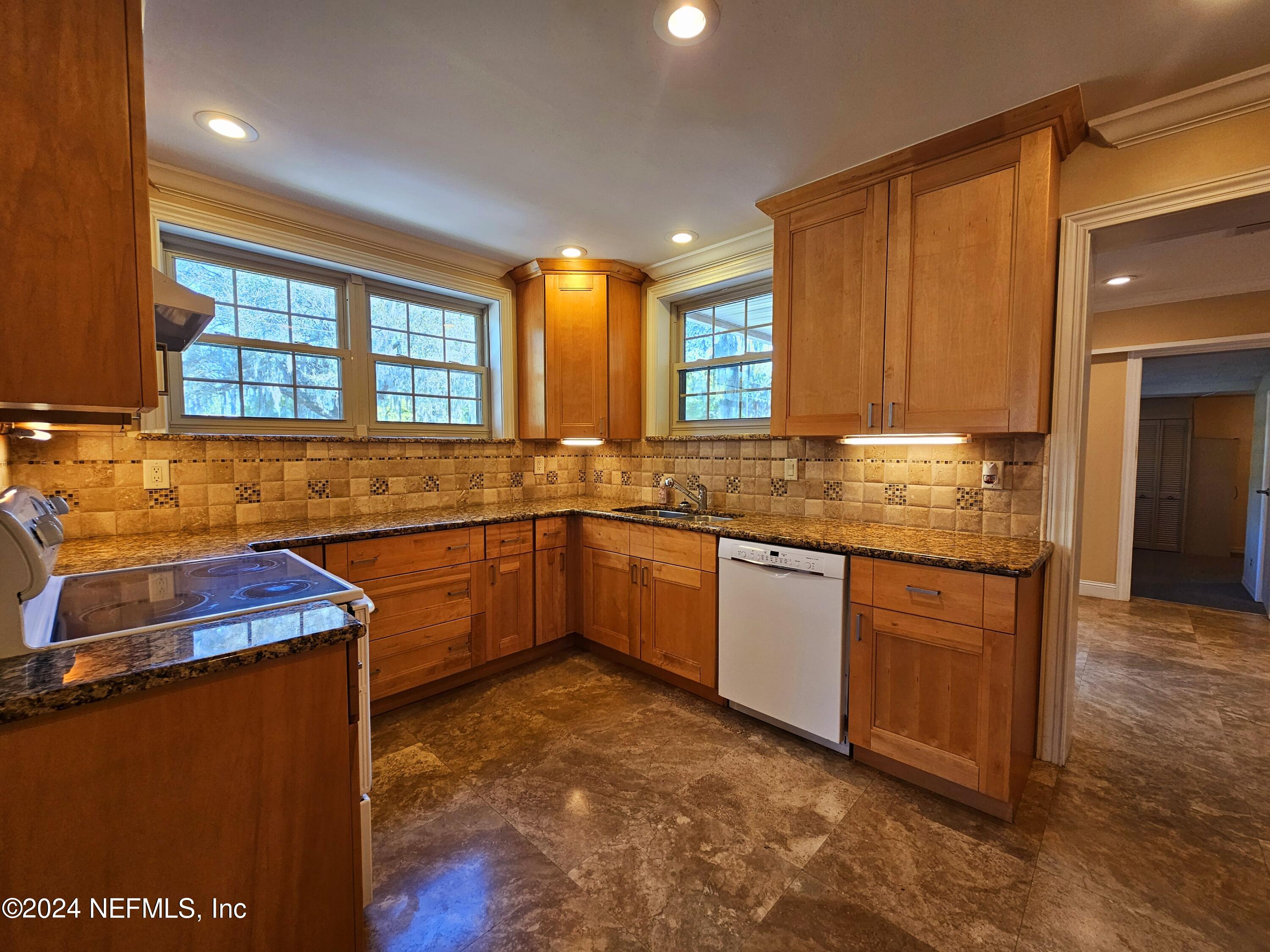 5306 Cruz Road Jacksonville, FL 32207 - Photo 12 of 40 20240315_113945