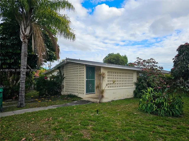 $3,600 | 201 Southwest 30th Court, Unit 201, Miami, FL 33135