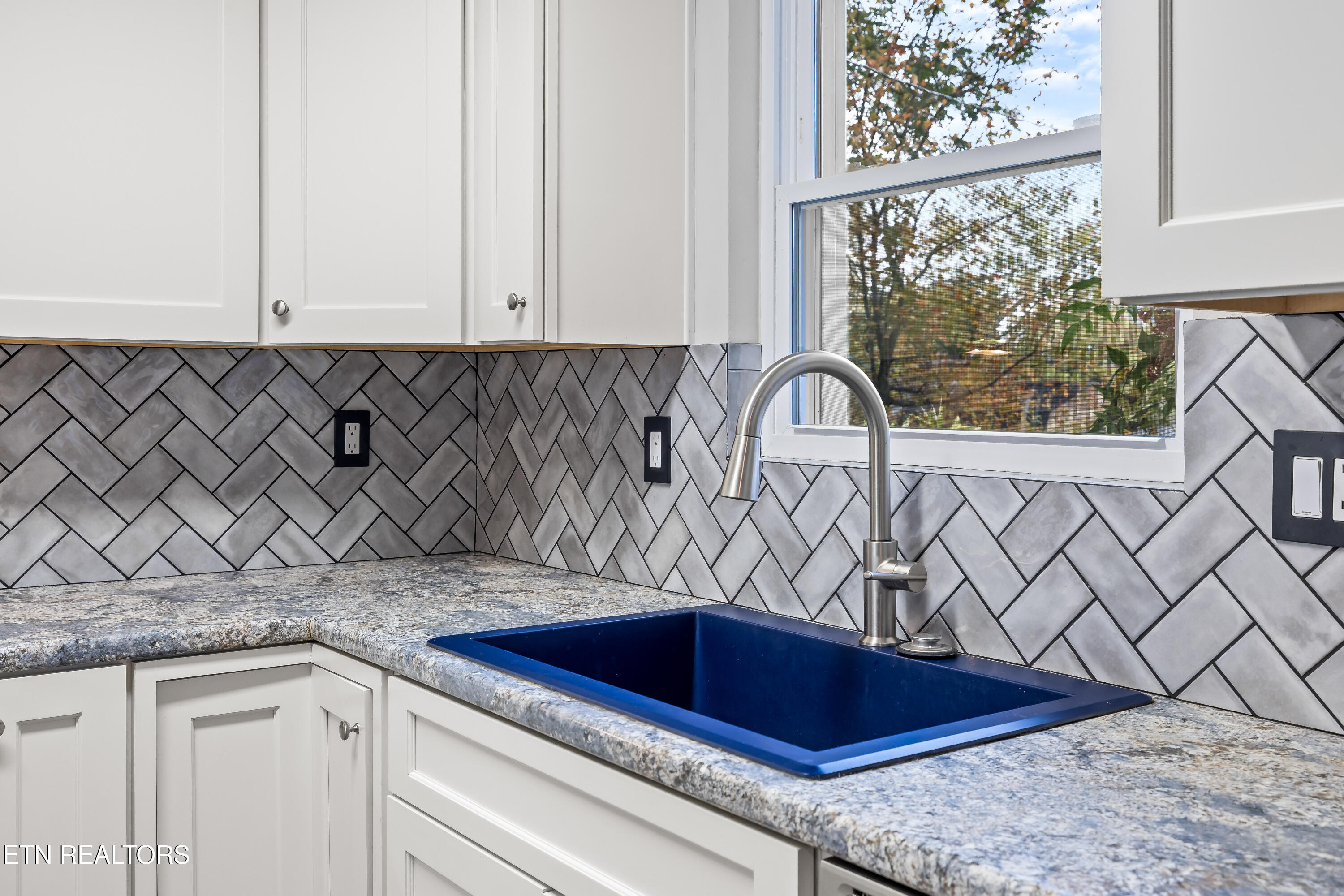 1907 Crest Road Maryville, TN 37804 - Photo 12 of 34 Tile Backsplash