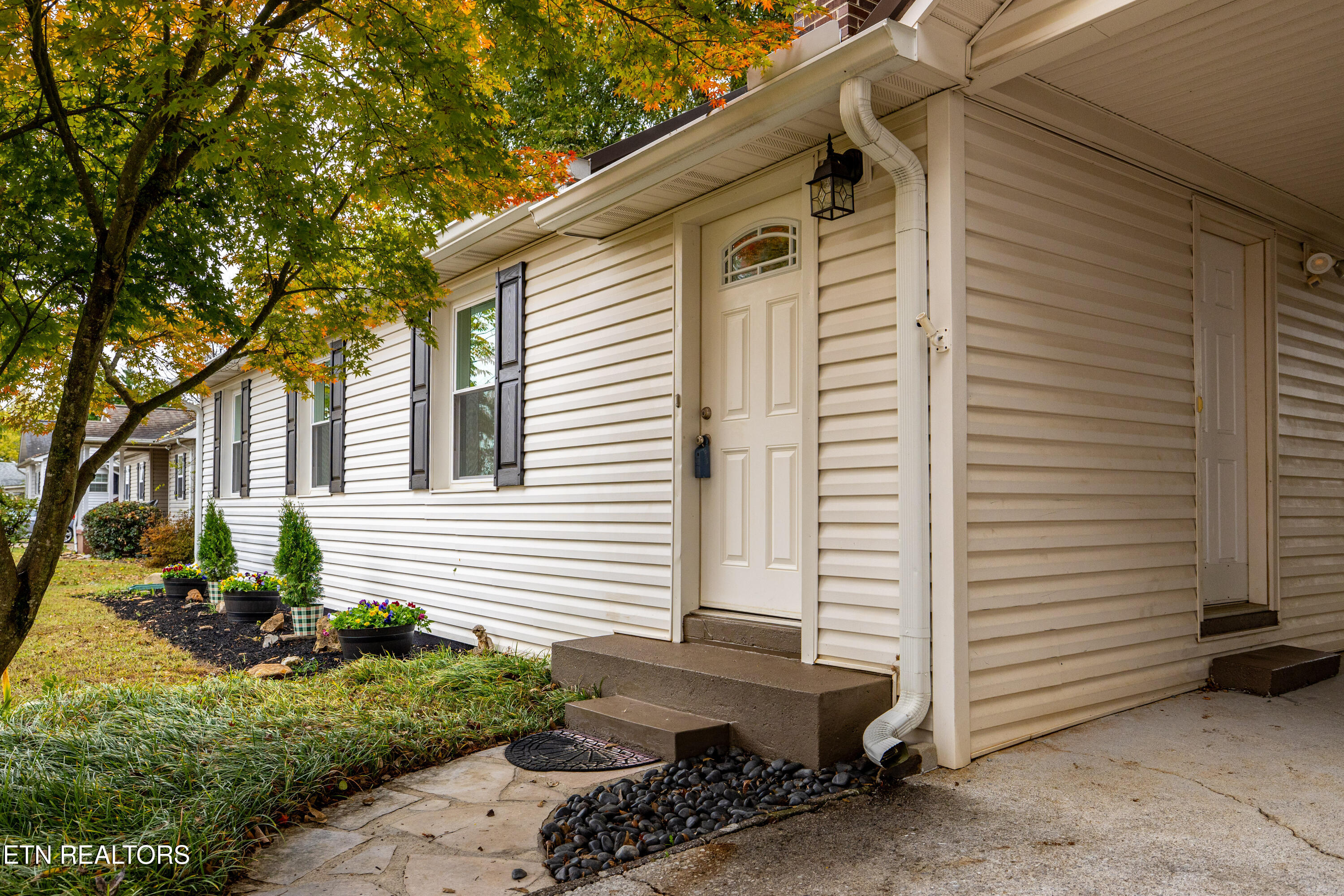 1907 Crest Road Maryville, TN 37804 - Photo 2 of 34 1907CrestRd-40