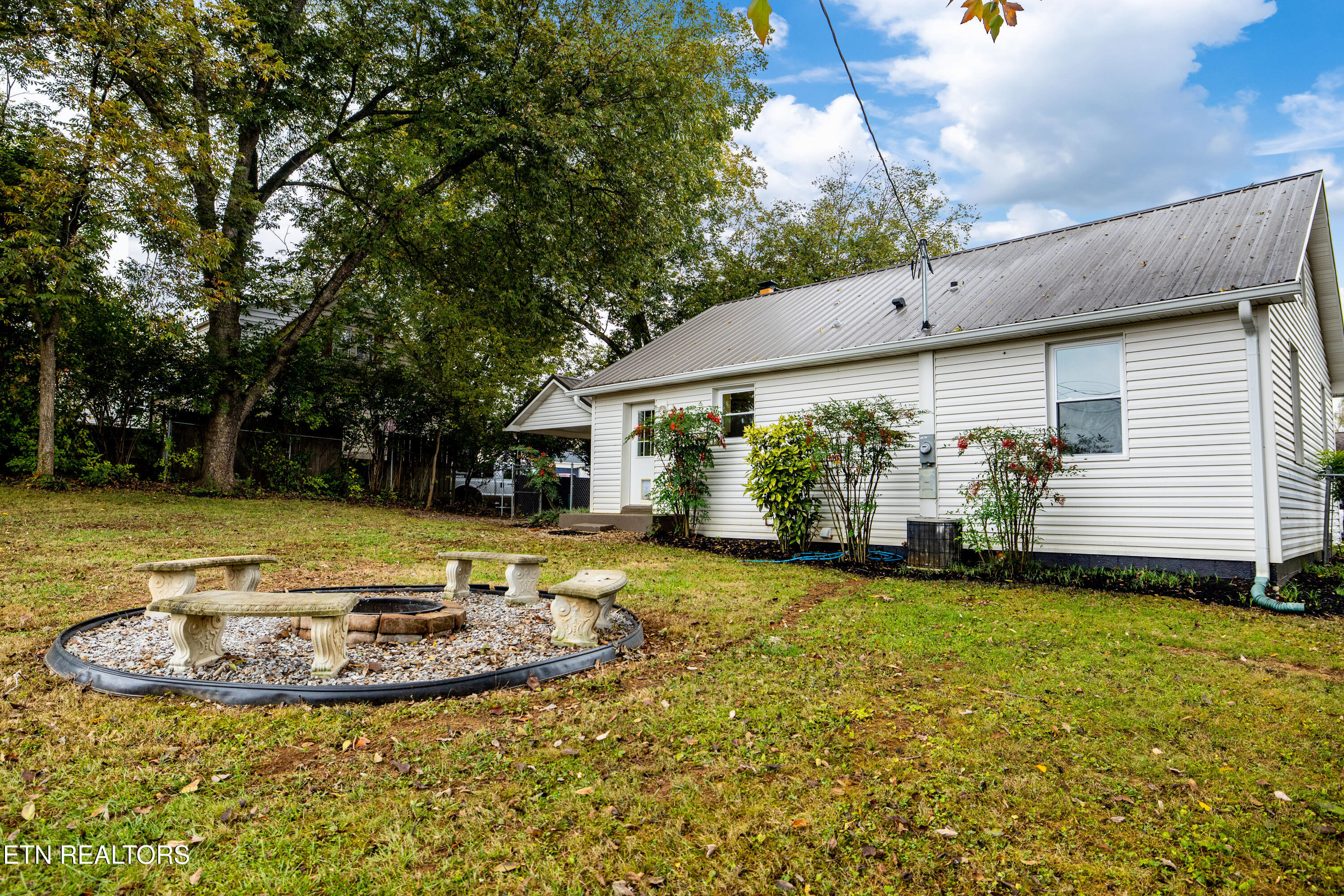 1907 Crest Road Maryville, TN 37804 - Photo 4 of 34 1907CrestRd-31