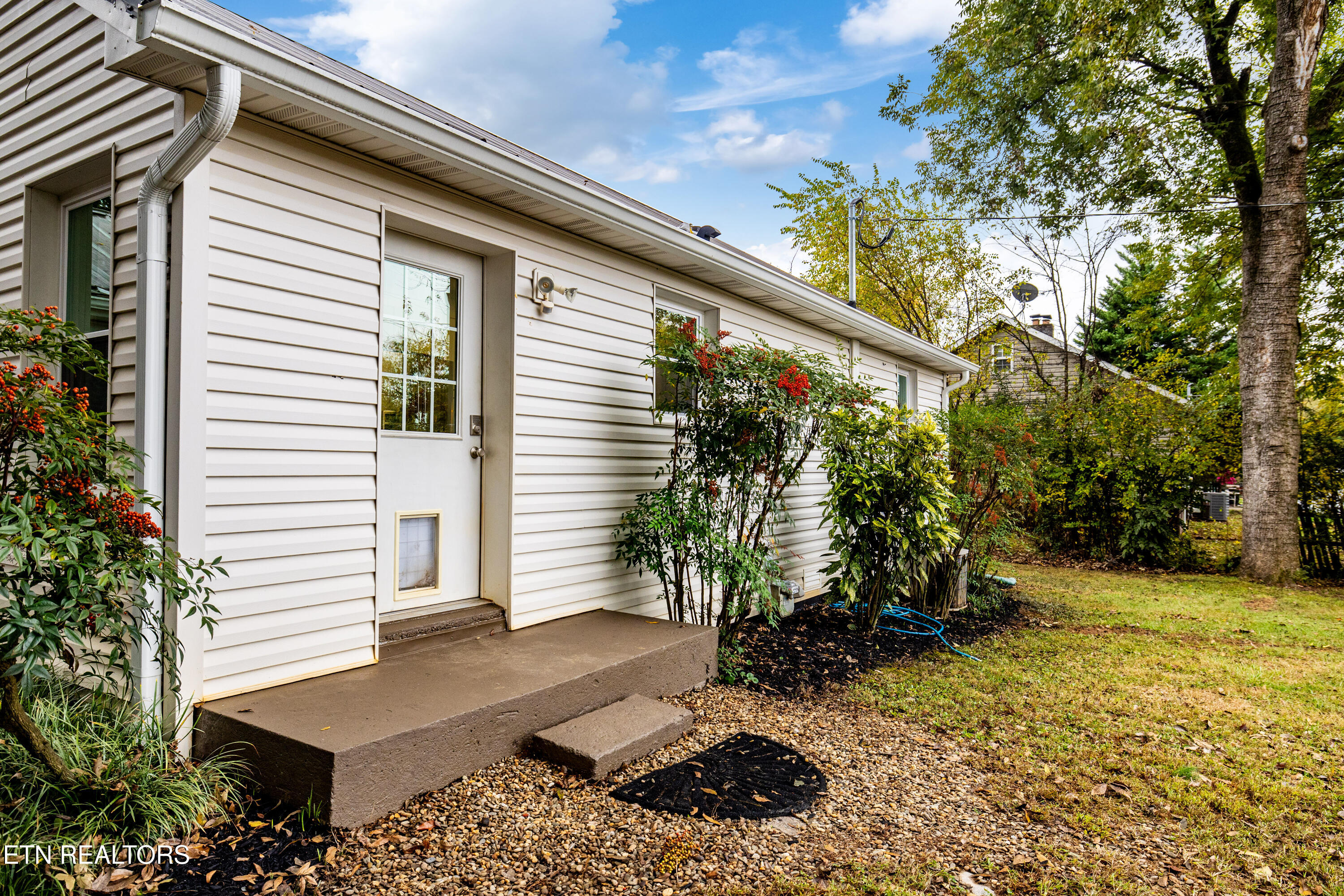 1907 Crest Road Maryville, TN 37804 - Photo 6 of 34 Back Entry