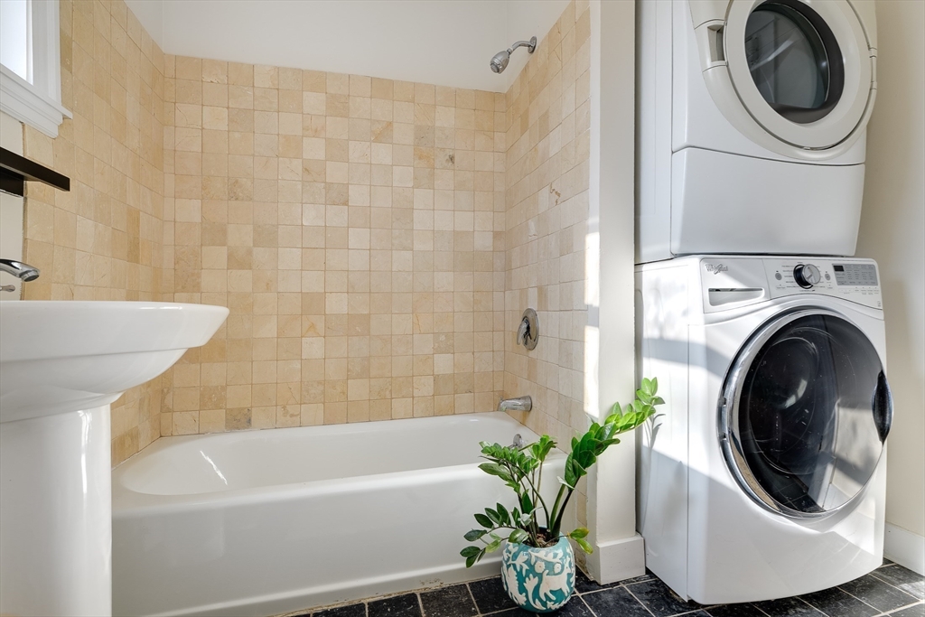 161 Columbia Street, Unit 3 Cambridge, MA 02139 - Photo 14 of 19 a bathroom with a sink a bathtub and a toilet