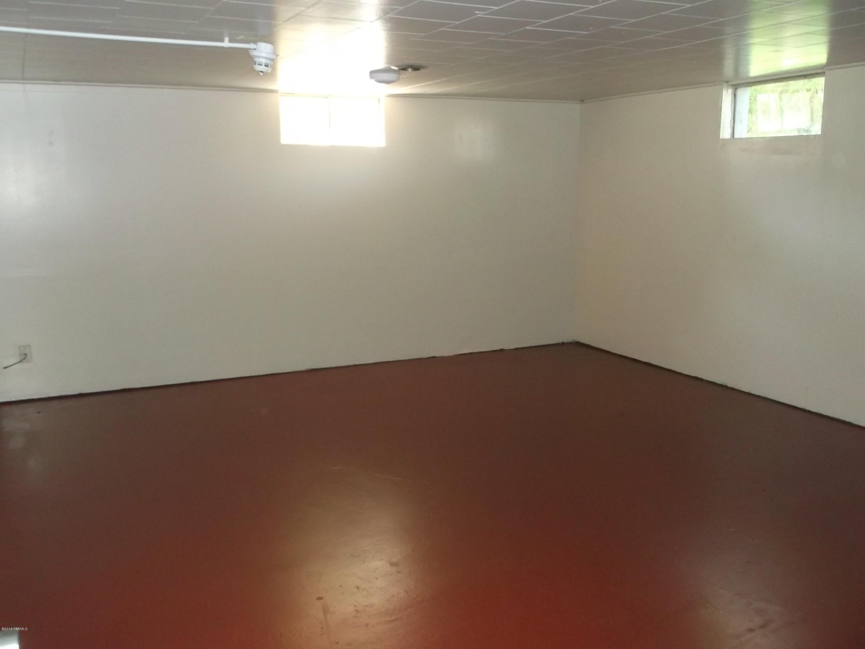 419 Cemetery Road Sunnyside, WA 98944 - Photo 13 of 15 a view of empty room