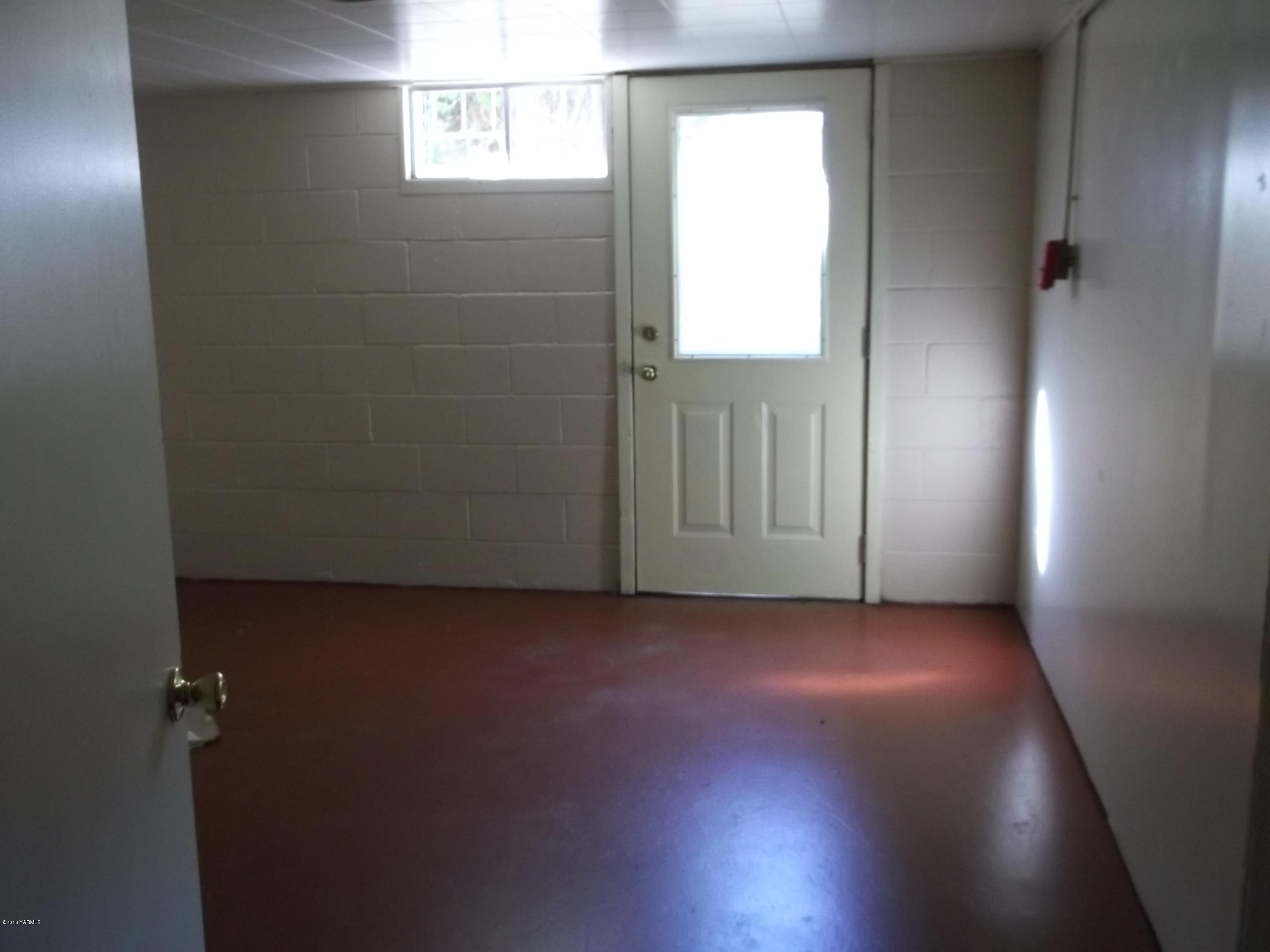 419 Cemetery Road Sunnyside, WA 98944 - Photo 14 of 15 an empty room with wooden floor and windows