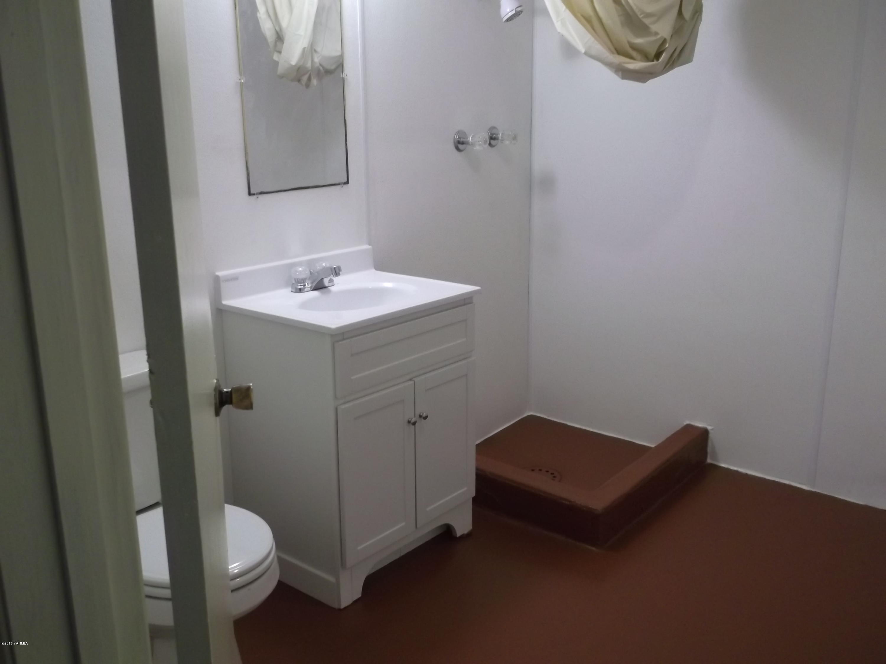 419 Cemetery Road Sunnyside, WA 98944 - Photo 15 of 15 a bathroom with a sink toilet and vanity